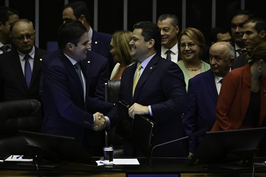 relacao-entre-camara-e-senado-fica-tensa-apos-rejeicao-da-pec-da-blindagem