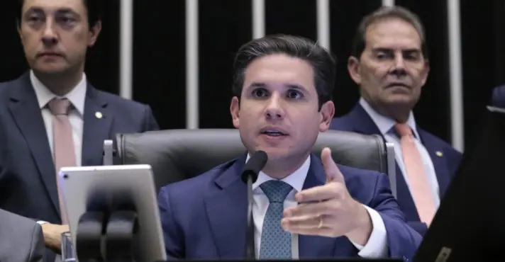 hugo-motta-define-seguranca,-combate-ao-metanol-e-reforma-administrativa-como-prioridades