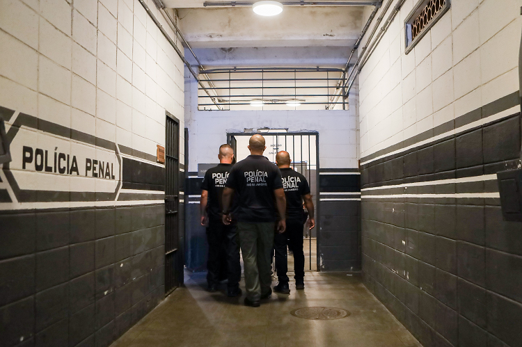 castro-sanciona-lei-que-endurece-saida-temporaria-de-presos-no-rio