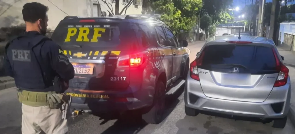 prf-recupera-carro-roubado-na-rio-santos-e-prende-suspeito