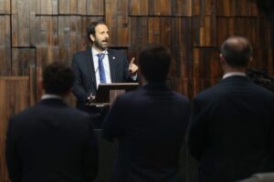 deputado-do-psol-rompe-silencio-em-plenario-sobre-prisao-de-bacellar,-mas-evita-oposicao-firme