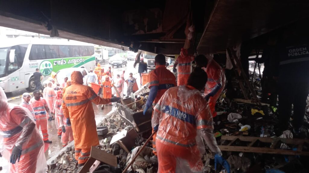 operacao-na-avenida-brasil-recolhe-17-toneladas-de-entulho-e-apreende-41-objetos-cortantes