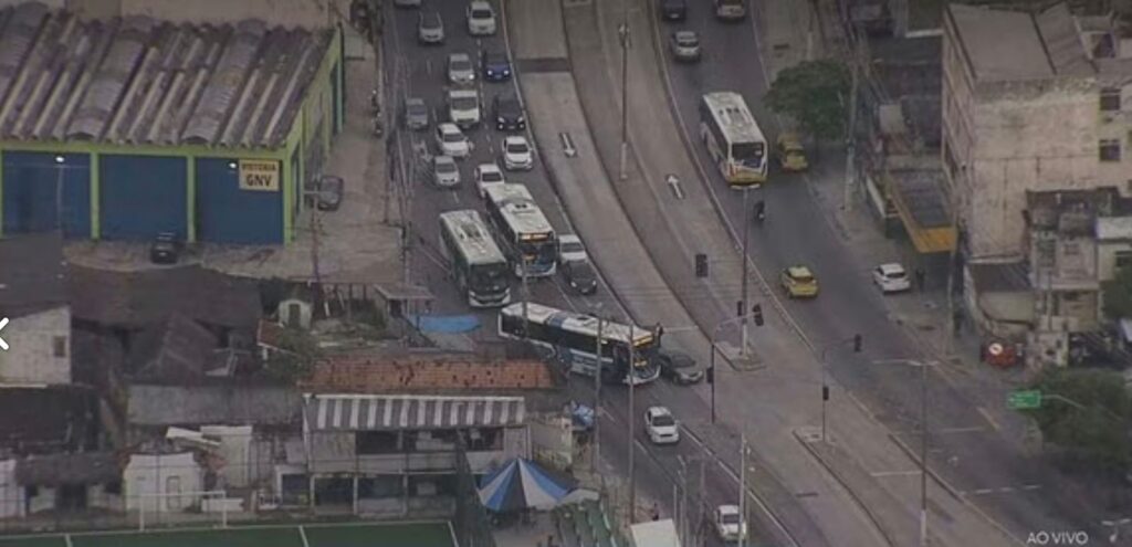 dez-onibus-sao-usados-como-barricadas-por-criminosos-em-madureira;-veja-o-video