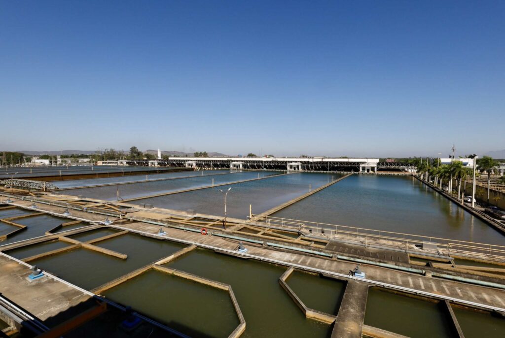 cedae-reduz-producao-do-guandu-apos-novo-vazamento-e-abastecimento-cai-no-rio-e-na-baixada