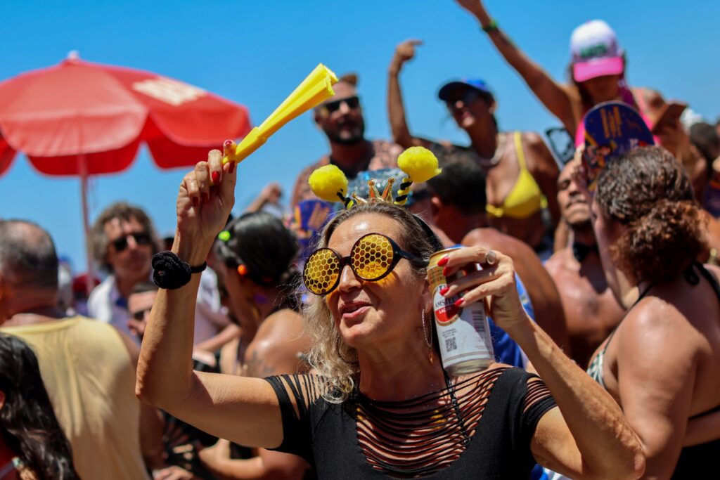 carnaval-com-saude:-veja-6-dicas-medicas-para-curtir-os-blocos-e-desfiles-sem-sustos