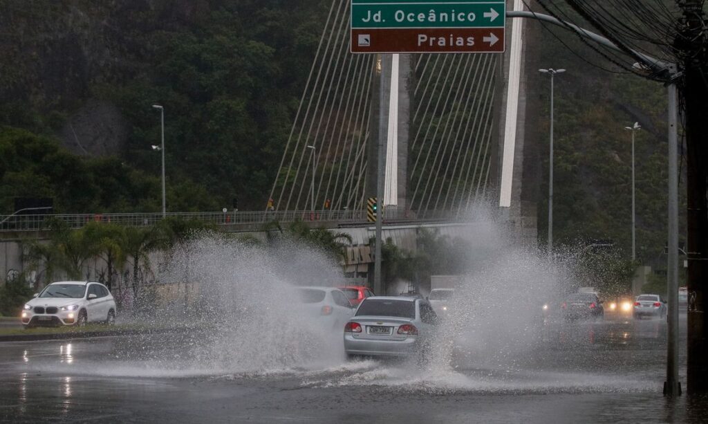 apos-temporais-no-fim-de-semana,-rio-permanece-com-previsao-de-chuva-forte