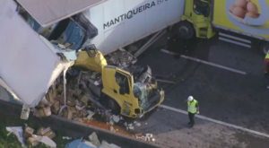 acidente-com-caminhoes-de-ovos-fecha-via-dutra,-no-sentido-rio,-e-deixa-dois-feridos