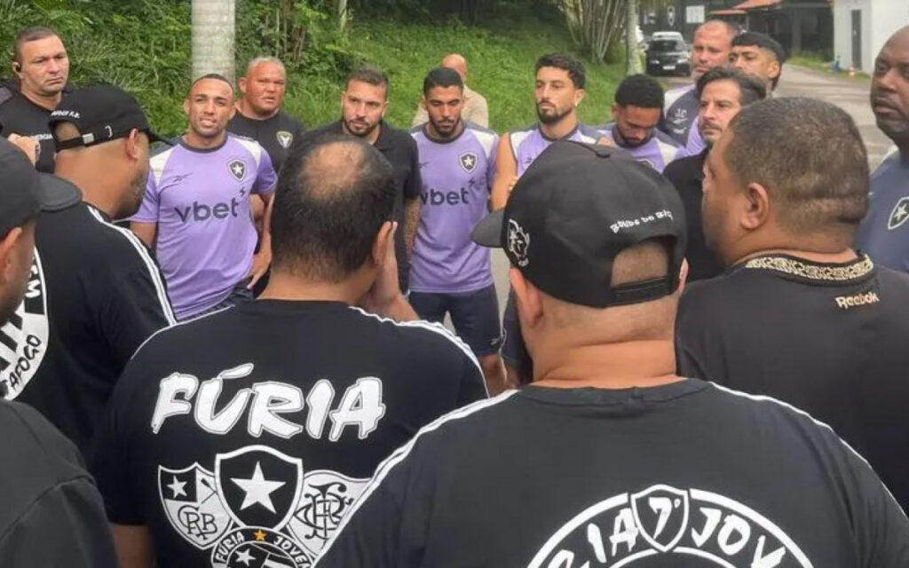 botafogo:-torcida-organizada-vai-ao-ct-cobrar-jogadores-por-eliminacao-precoce-na-libertadores