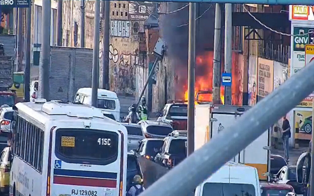 incendio-em-carro-causou-retencao-na-avenida-brasil,-na-altura-do-brt-vasco-da-gama