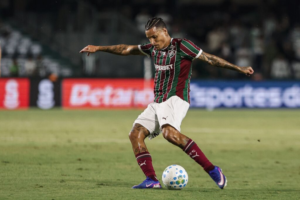 lateral-contratado-com-status-de-titular-luta-para-se-firmar-no-fluminense