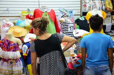 comercio-do-rio-projeta-alta-de-2%-nas-vendas-com-show-de-shakira-em-copacabana