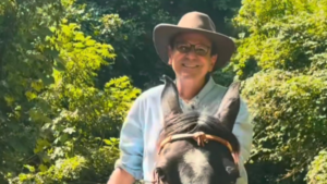 paes-inicia-pre-campanha-pelo-interior-do-rio-com-direito-a-cavalgada-e-chapeu-de-vaqueiro