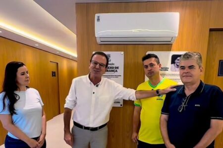 claudio-castro-ironiza-visita-de-paes,-ao-lado-da-familia-reis,-a-duque-de-caxias