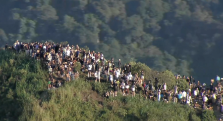 resgate-no-vidigal:-turistas-comecam-a-descer-do-morro-dois-irmaos-apos-tiroteio;-veja-o-video