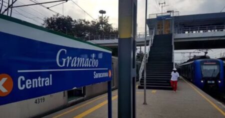 circulacao-de-trens-da-supervia-entre-gramacho-e-saracuruna,-em-duque-de-caxias,-e-suspensa