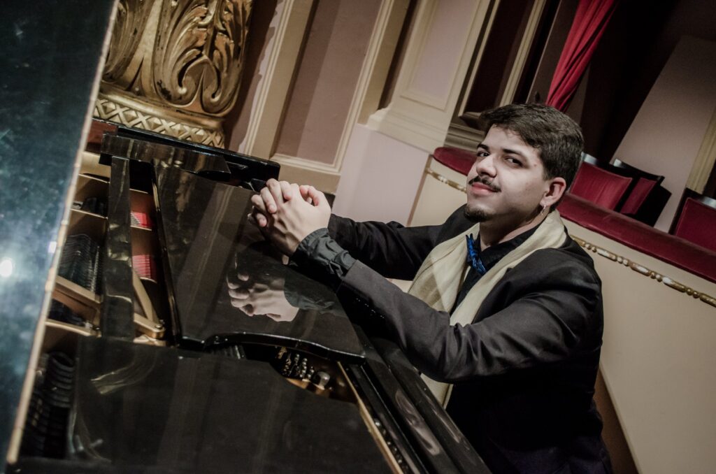 consulado-portugues-no-rio,-em-botafogo,-recebe-recital-de-piano-de-felipe-naim