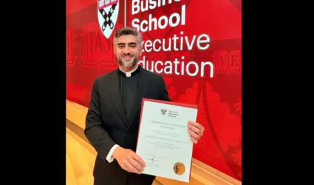 padre-anderson-pedroso,-reitor-da-puc,-conclui-programa-de-gestao-em-harvard